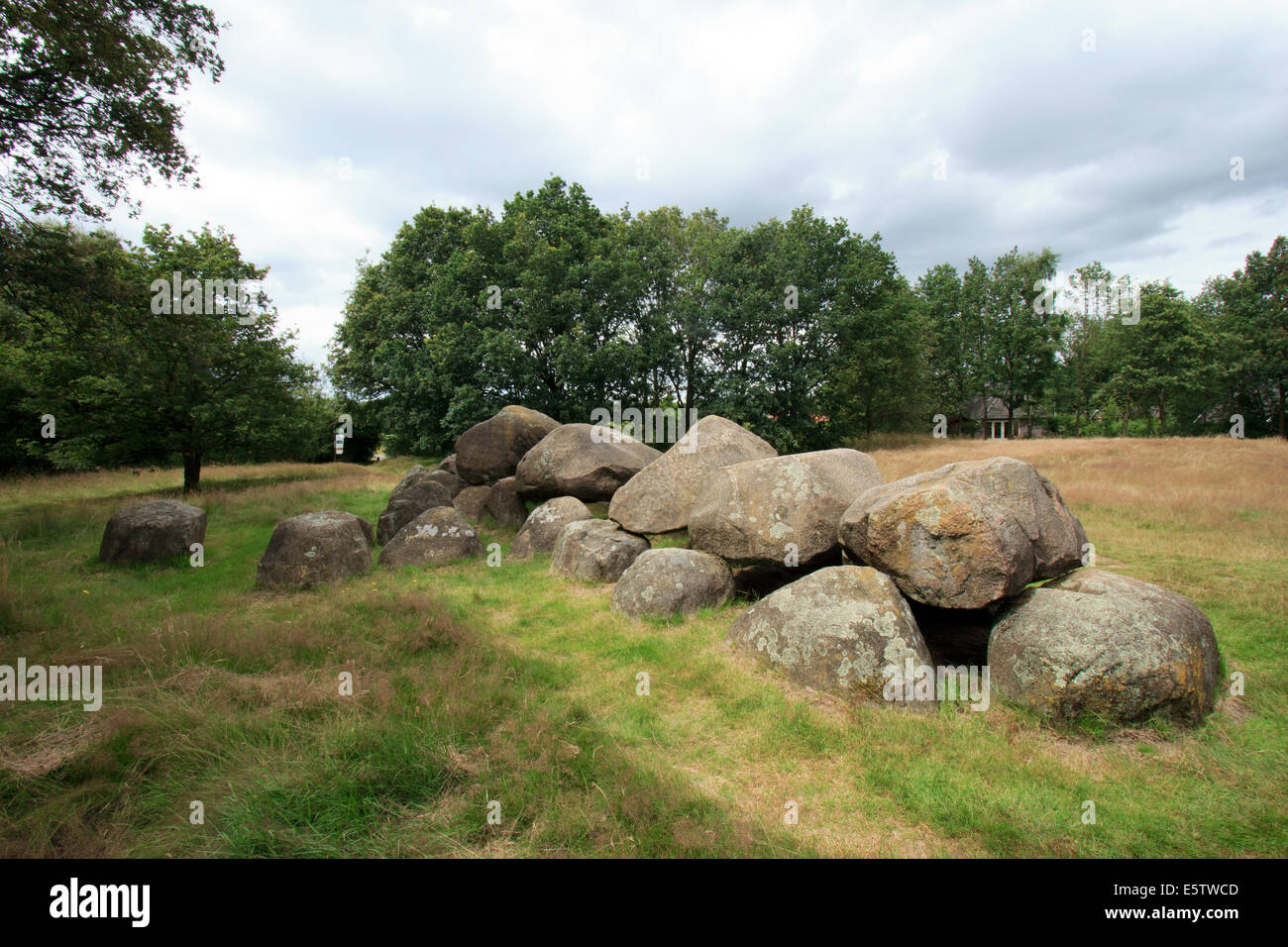 5000 Jahre alte Dolmen, megalithische Grabmal und das älteste Bauwerk in den Niederlanden Stockfoto