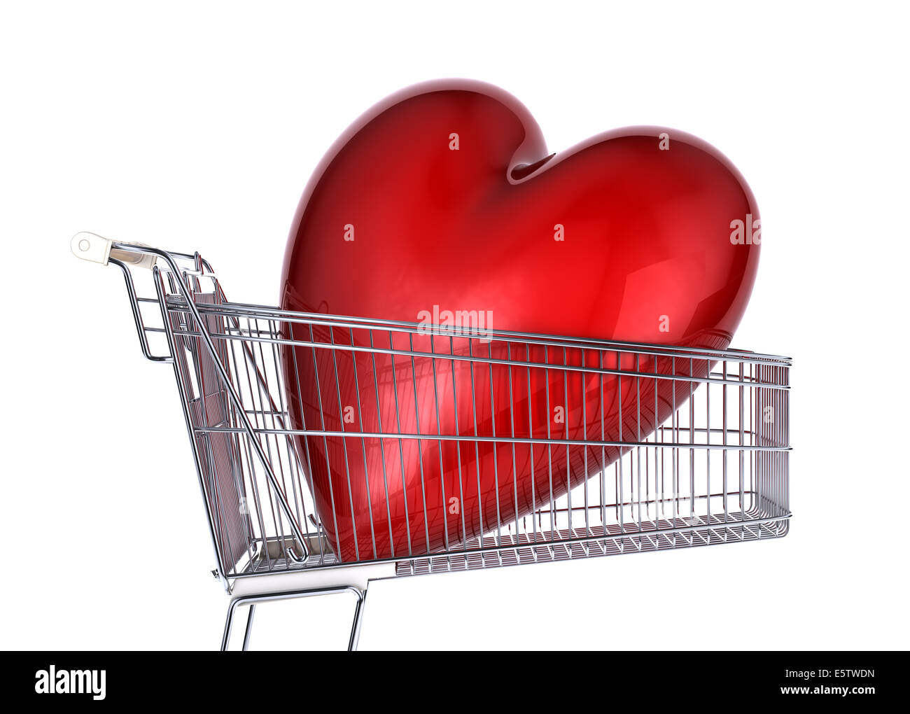 Einkaufswagen mit großen roten glänzenden Herz drin. Seitenansicht, auf weißem Hintergrund. Stockfoto