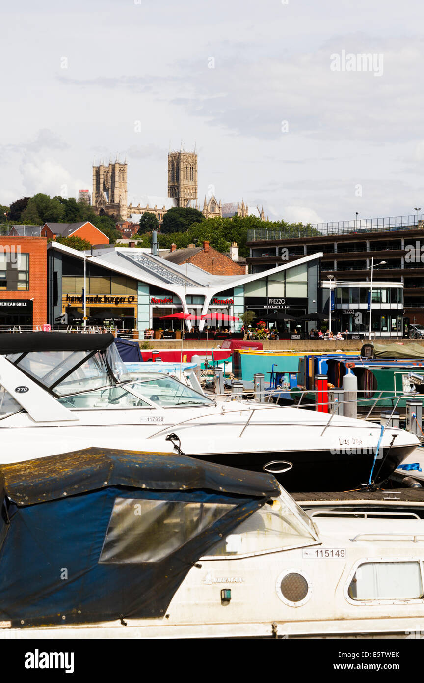 Blick über Brayford Pool Marina, Kai und die Kathedrale außerhalb. Lincoln Stockfoto