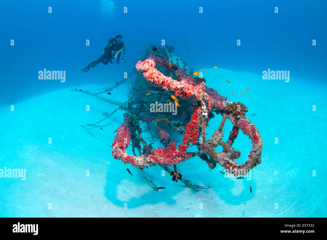 Taucher und ein kleines Wrack auf einem sandigen Meeresboden südlich von Bolifushi Island, Süd-Male "Atoll auf den Malediven Stockfoto