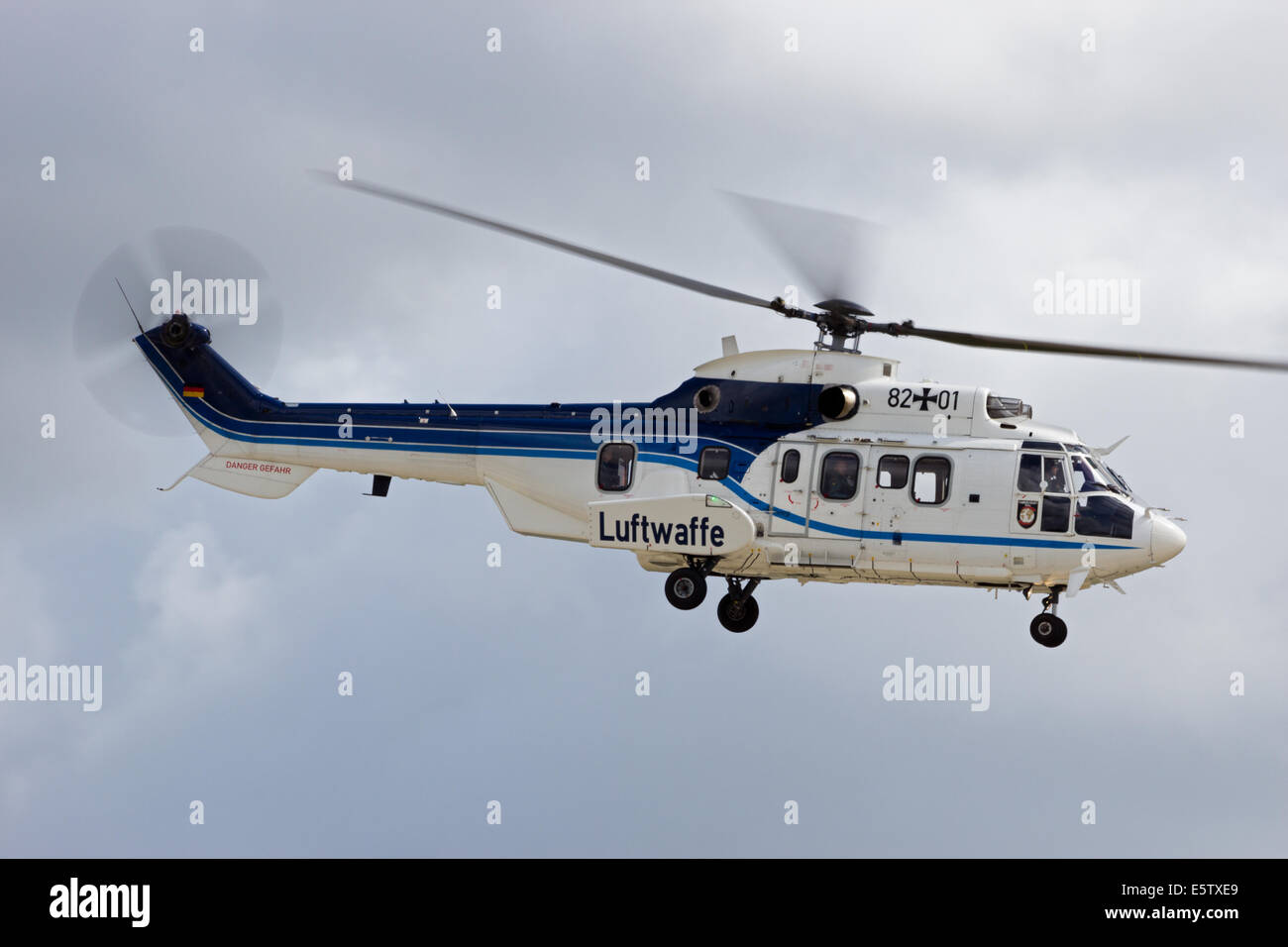 Deutsche Luftwaffe Eurocopter AS 532 Cougar Hubschrauber fliegen. Stockfoto