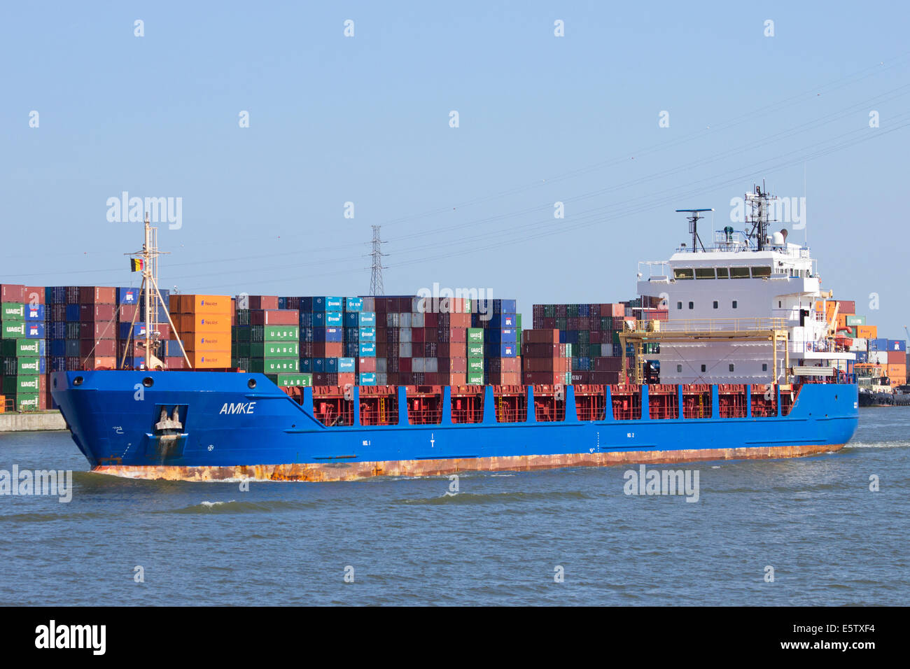 Schiff verlässt den Hafen von Antwerpen Stockfoto