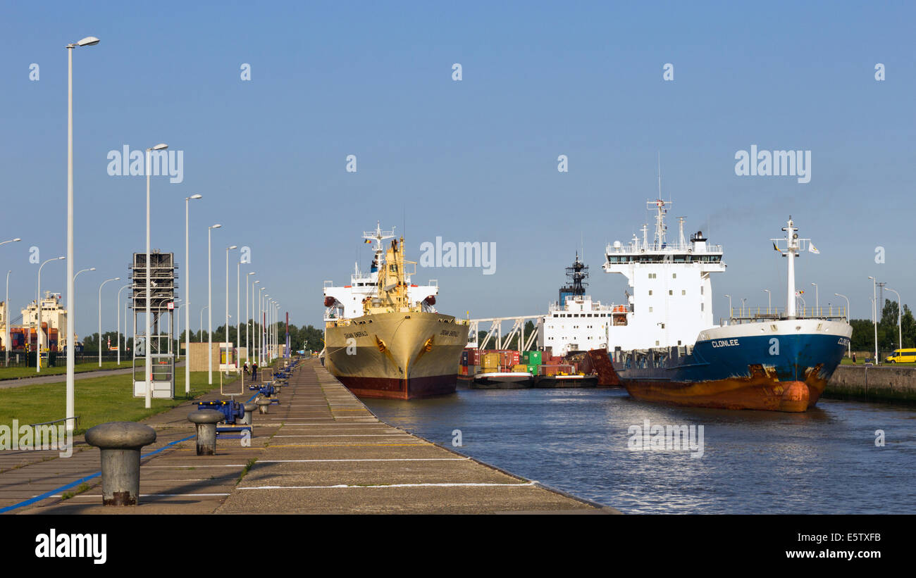 Schiffe in einer Schleuse Schleuse verlassen den Hafen von Rotterdam warten. Stockfoto