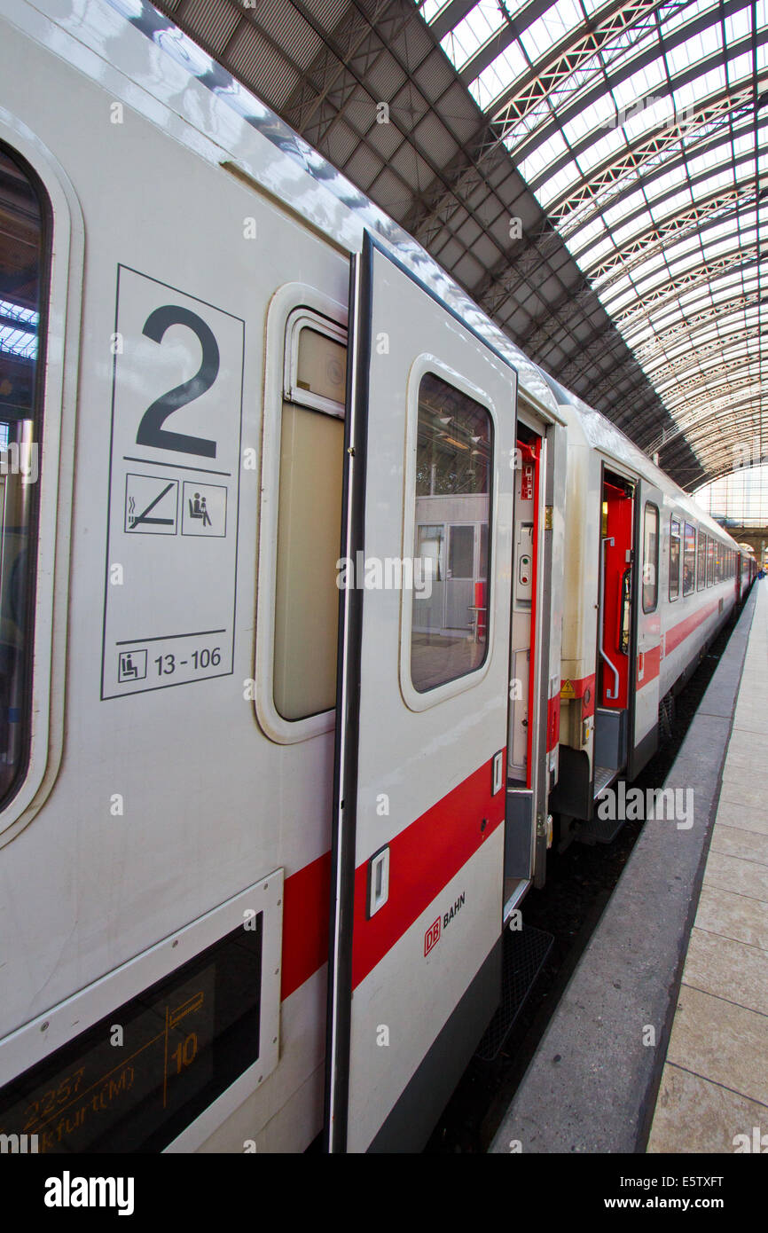 Trainieren Sie im Hauptbahnhof in Frankfurt am Main, Deutschland. Stockfoto