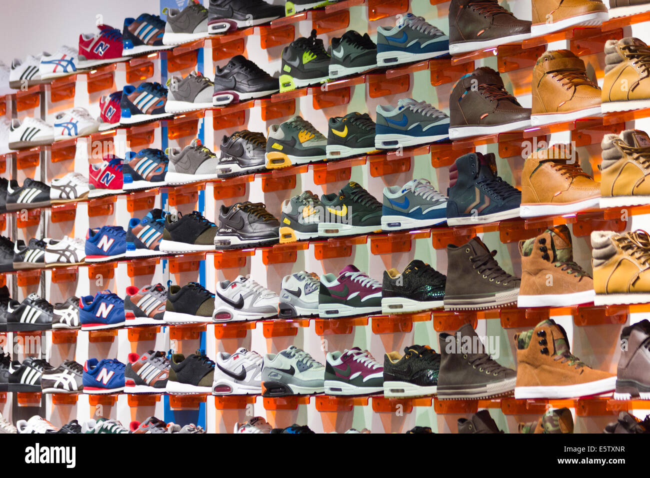 Köln, Deutschland - 21 Dez.: Wand mit Sportschuhe in einem Schuhgeschäft am  21. Dezember 2014 in in Köln Stockfotografie - Alamy