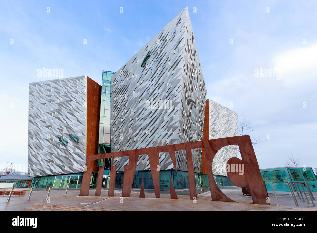 Die Titanic Besucherattraktion und ein Denkmal in Belfast, Nordirland. Stockfoto