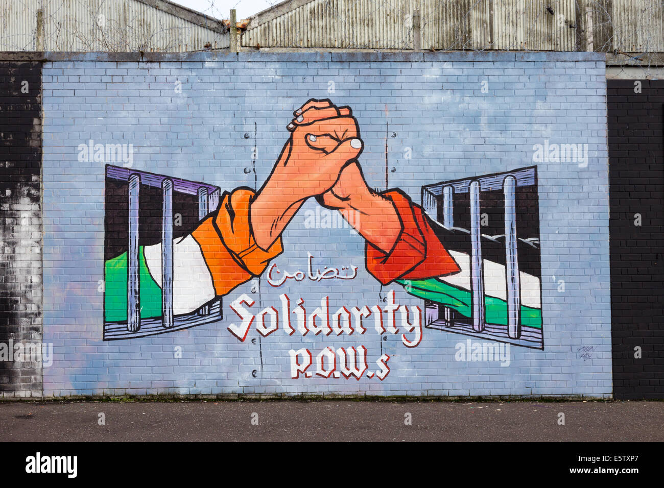 Politische Wandmalerei in Belfast, Nordirland. Falls Road. Stockfoto