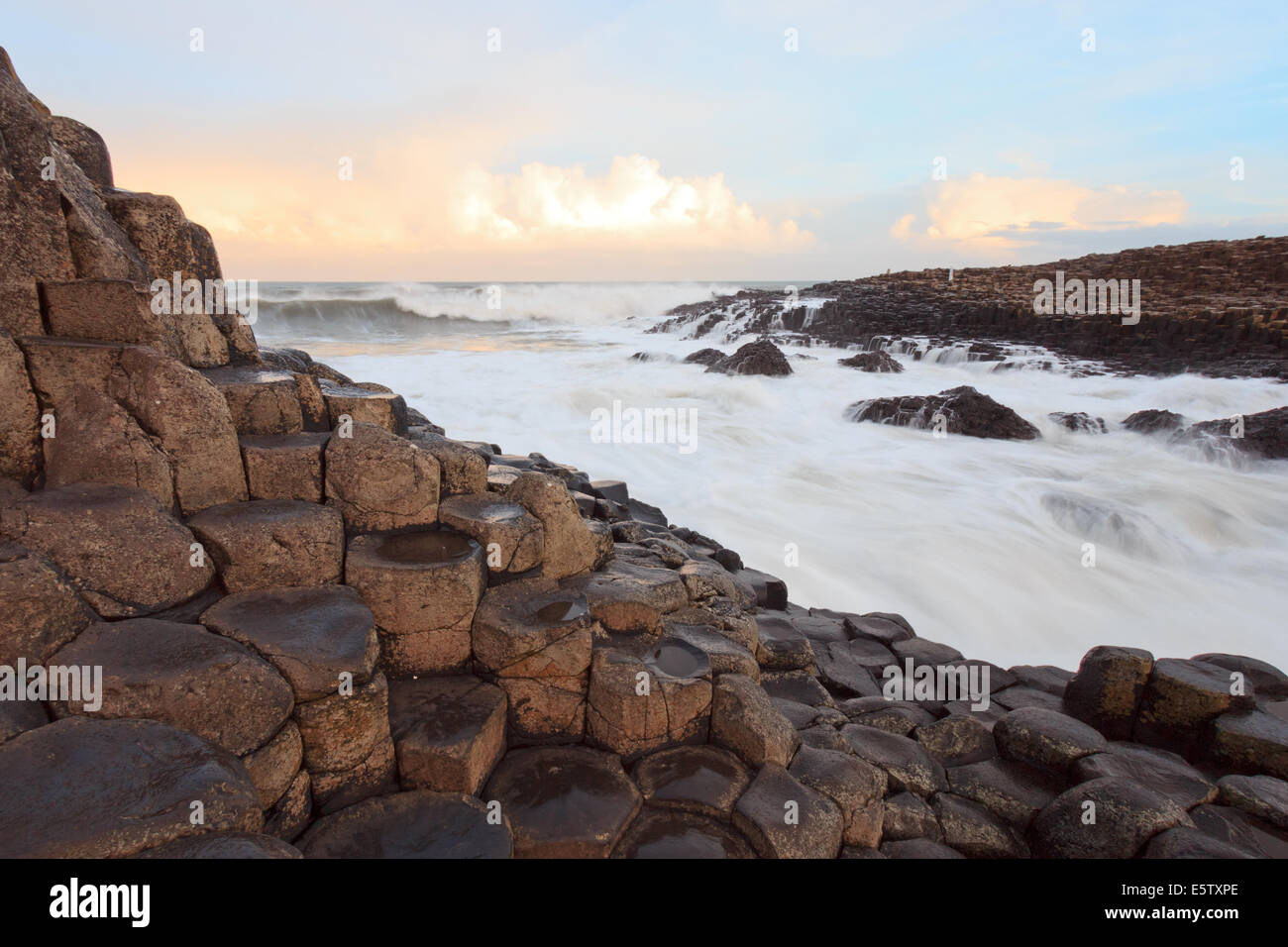 Sonnenaufgang auf dem Giants Causeway, Nordirland Stockfoto