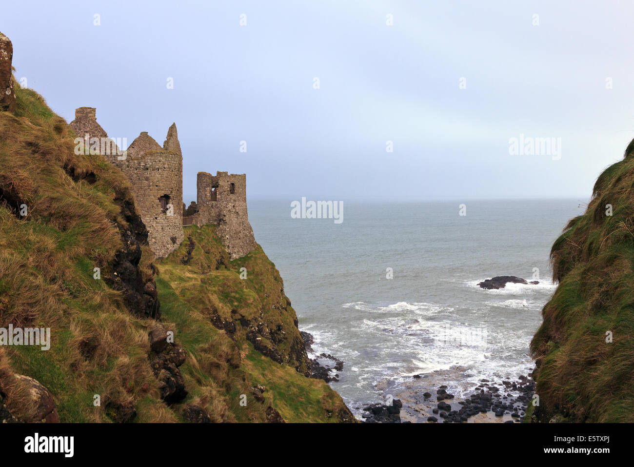 Dunluce Castle, eine mittelalterliche Burgruine in Nordirland Stockfoto