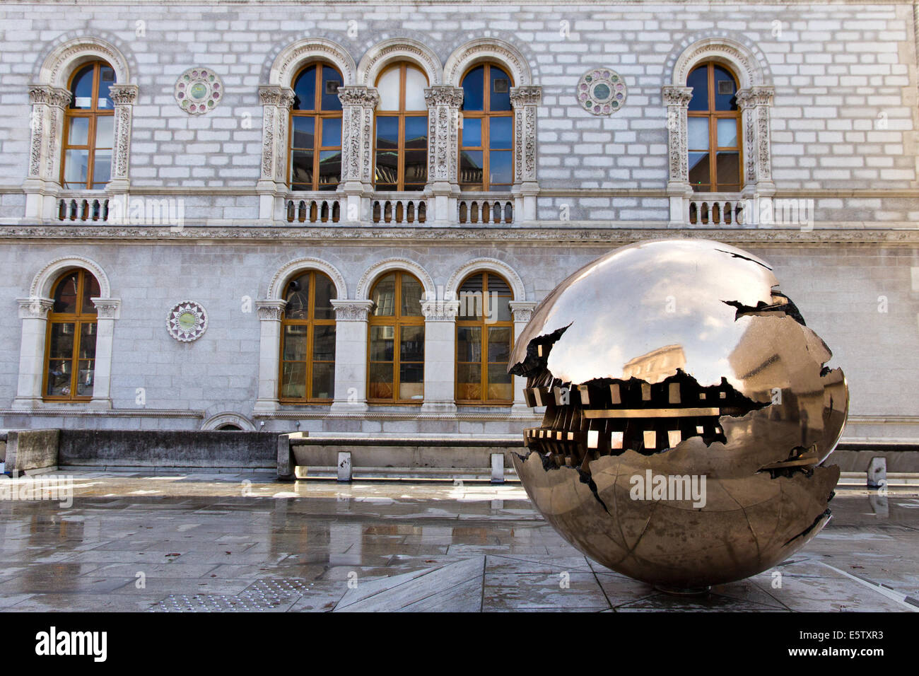 Abstrakten sphärischen Metallskulptur auf einen Innenhof des Trinity College in Dublin. Stockfoto