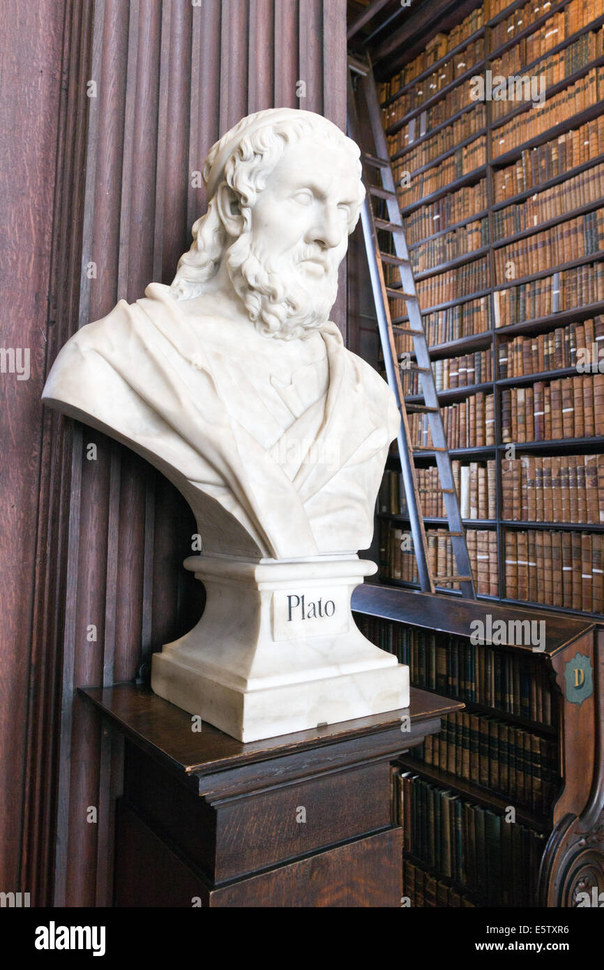 Kopf-Skulptur von Plato in der Long Room in der Trinity College Library. Stockfoto