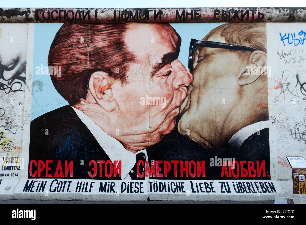 Fragment von der East Side Gallery in Berlin. Es ist ein 1,3 km langer Teil der original Berliner Mauer. Stockfoto