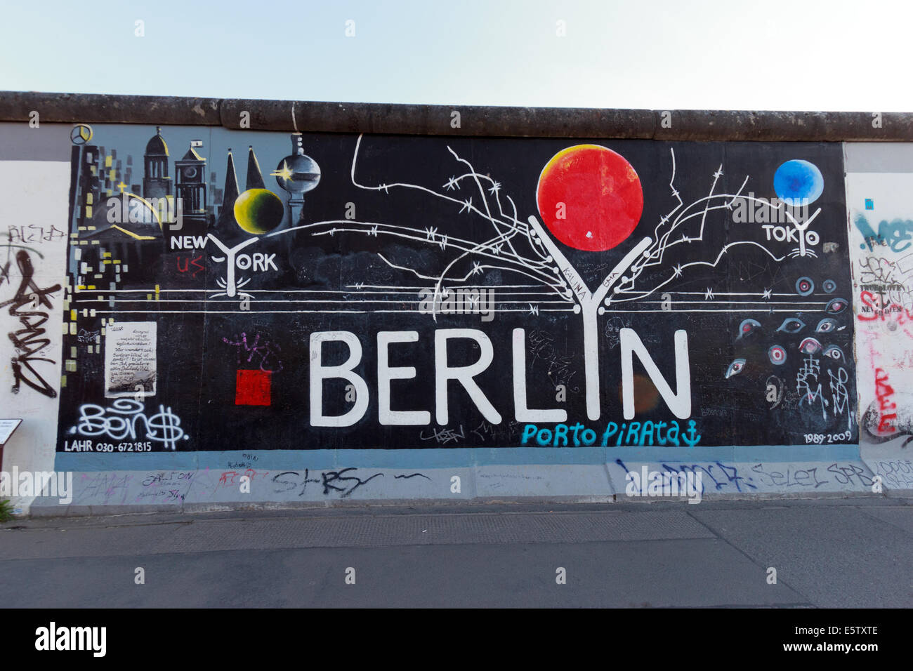 Fragment von der East Side Gallery in Berlin. Es ist ein 1,3 km langer Teil der original Berliner Mauer. Stockfoto