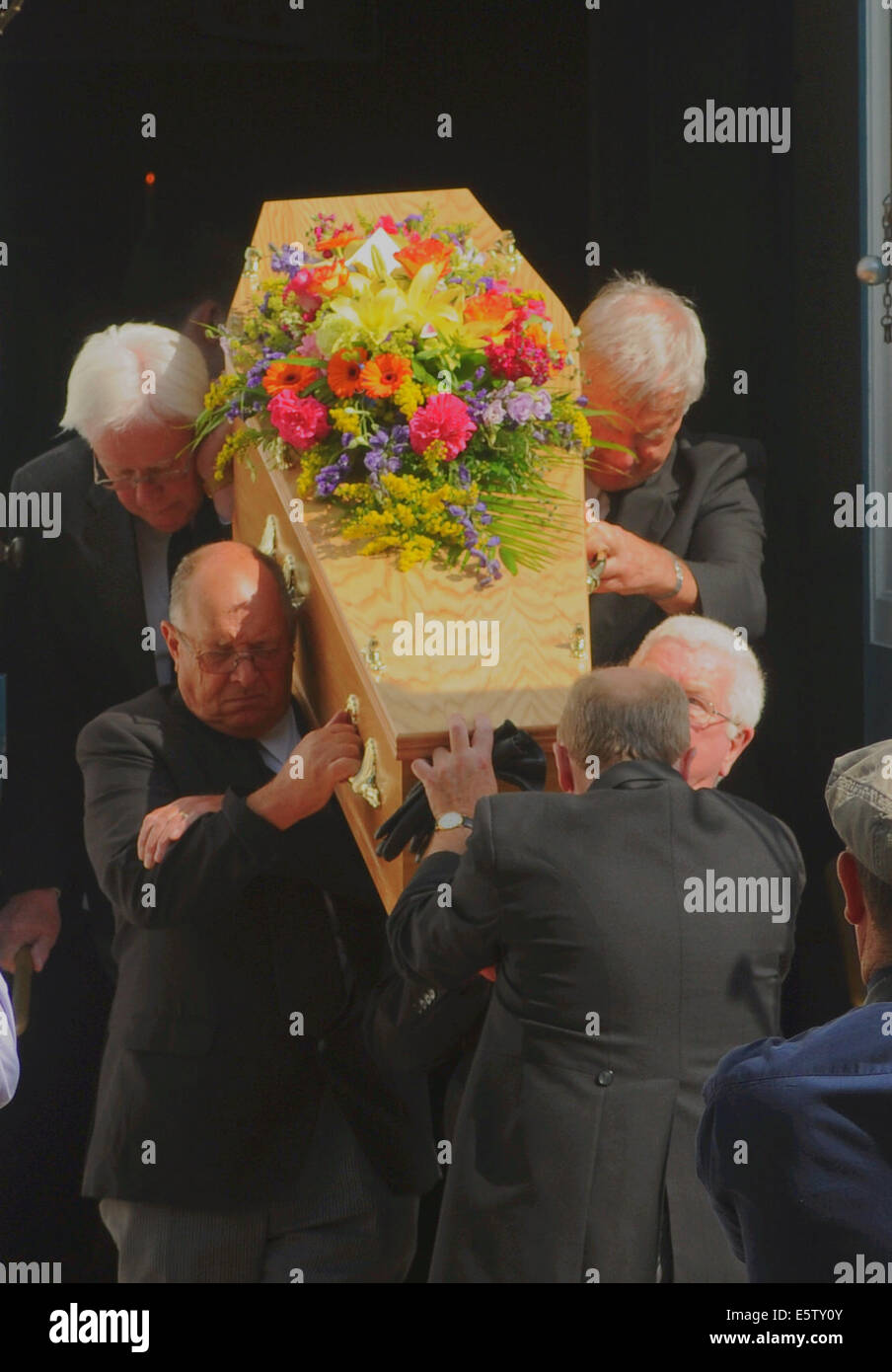 Brighton, Sussex, UK. 6. Aug, 2014.Dora Bryan Sarg verlässt Str. Georges Kirche für einen privaten familiären Service Credit: David Burr/Alamy Live News Stockfoto