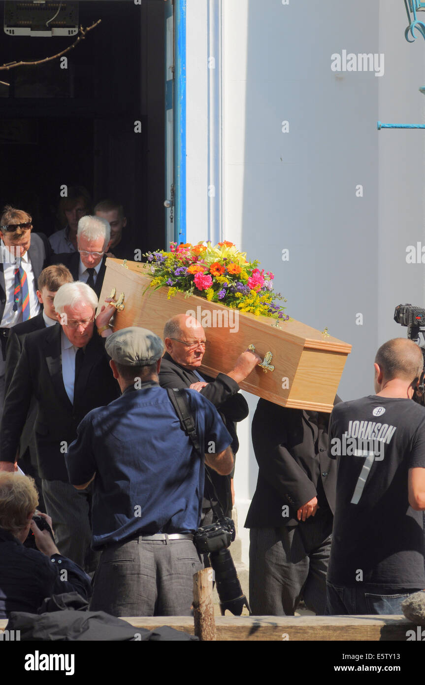 Brighton, Sussex, UK. 6. Aug, 2014.Dora Bryan Sarg verlässt Str. Georges Kirche für einen privaten familiären Service Credit: David Burr/Alamy Live News Stockfoto