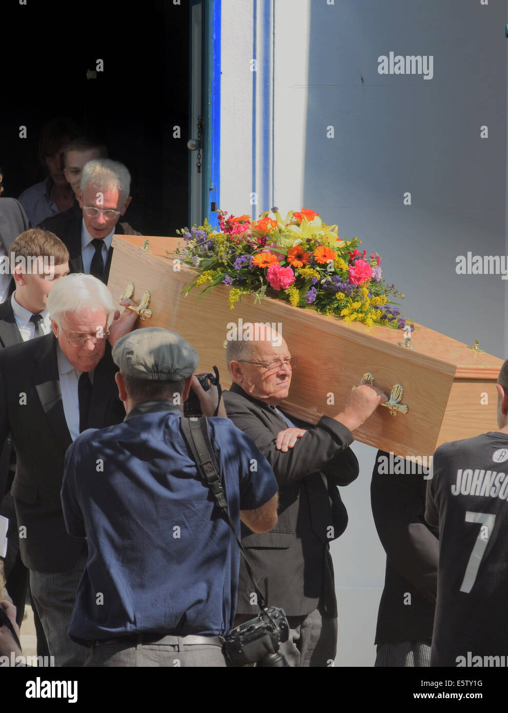 Brighton, Sussex, UK. 6. Aug, 2014.Dora Bryan Sarg verlässt Str. Georges Kirche für einen privaten familiären Service Credit: David Burr/Alamy Live News Stockfoto