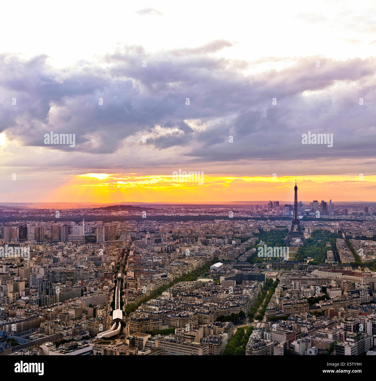 Eiffelturm in Paris in der atmosphärischen Dämmerung. Stockfoto