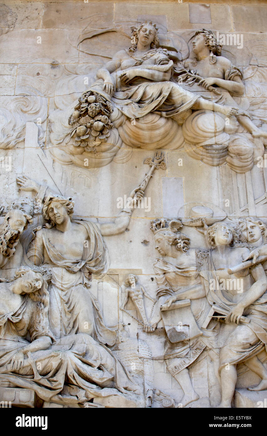 Allegorische Relief am Sockel des Denkmals, Großbrand von 1666, Sir Christopher Wren & Robert Hooke, City of London, England, UK Stockfoto