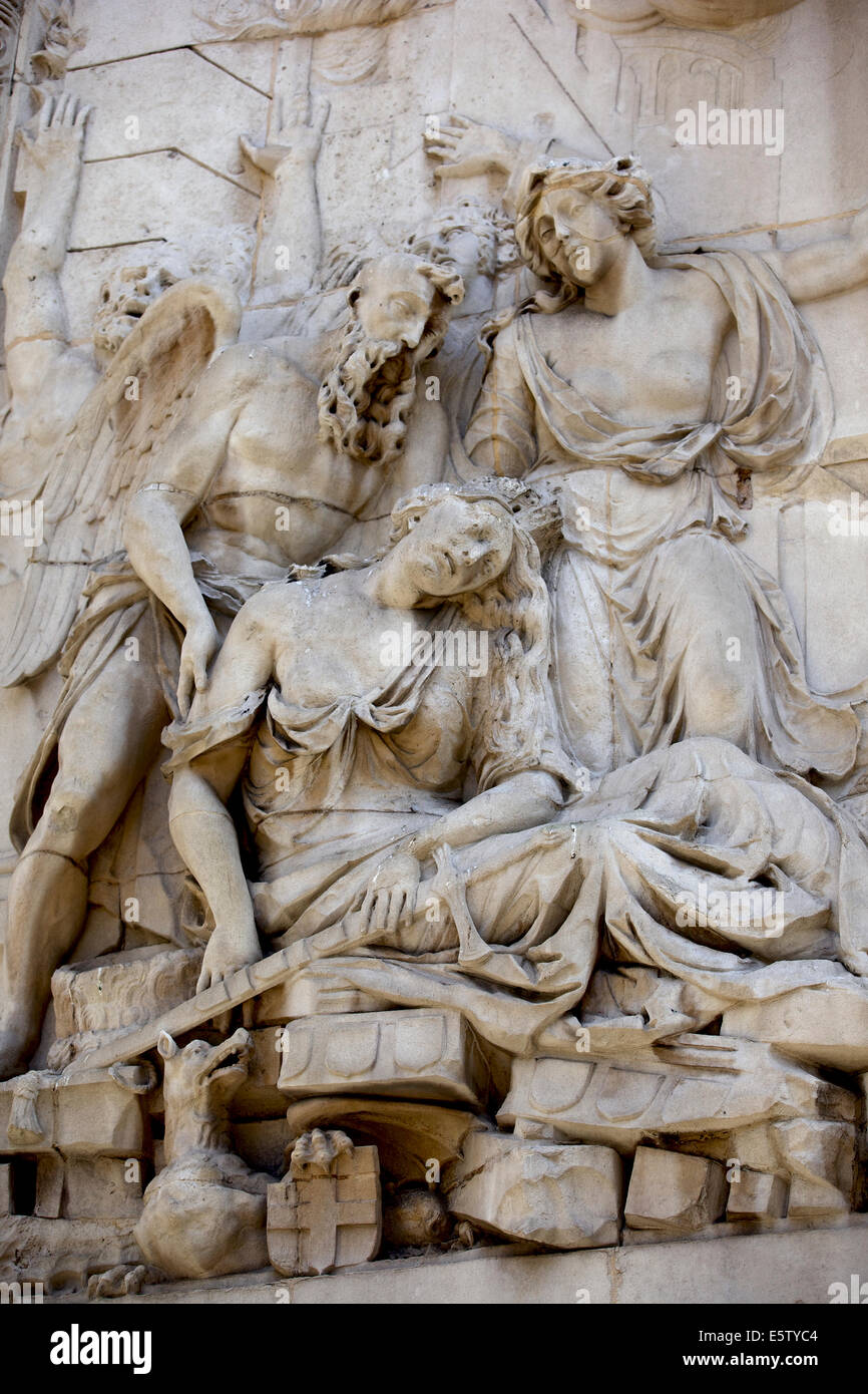 Allegorische Relief am Sockel des Denkmals von dem Großbrand im Jahre 1666, Frau als London sitzen auf den Ruinen der Stadt, London, UK Stockfoto