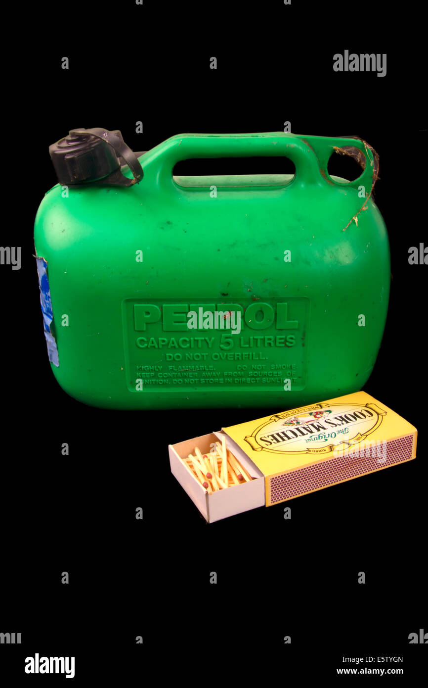 Benzin oder Kunststoff Kraftstoff kann mit einer Schachtel Streichhölzer Stockfoto