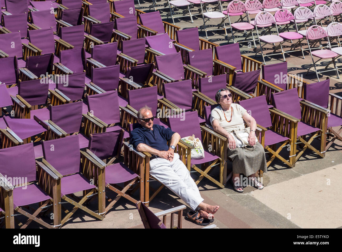 Elderley paar schläft in Eastbourne Bandstand Stockfoto