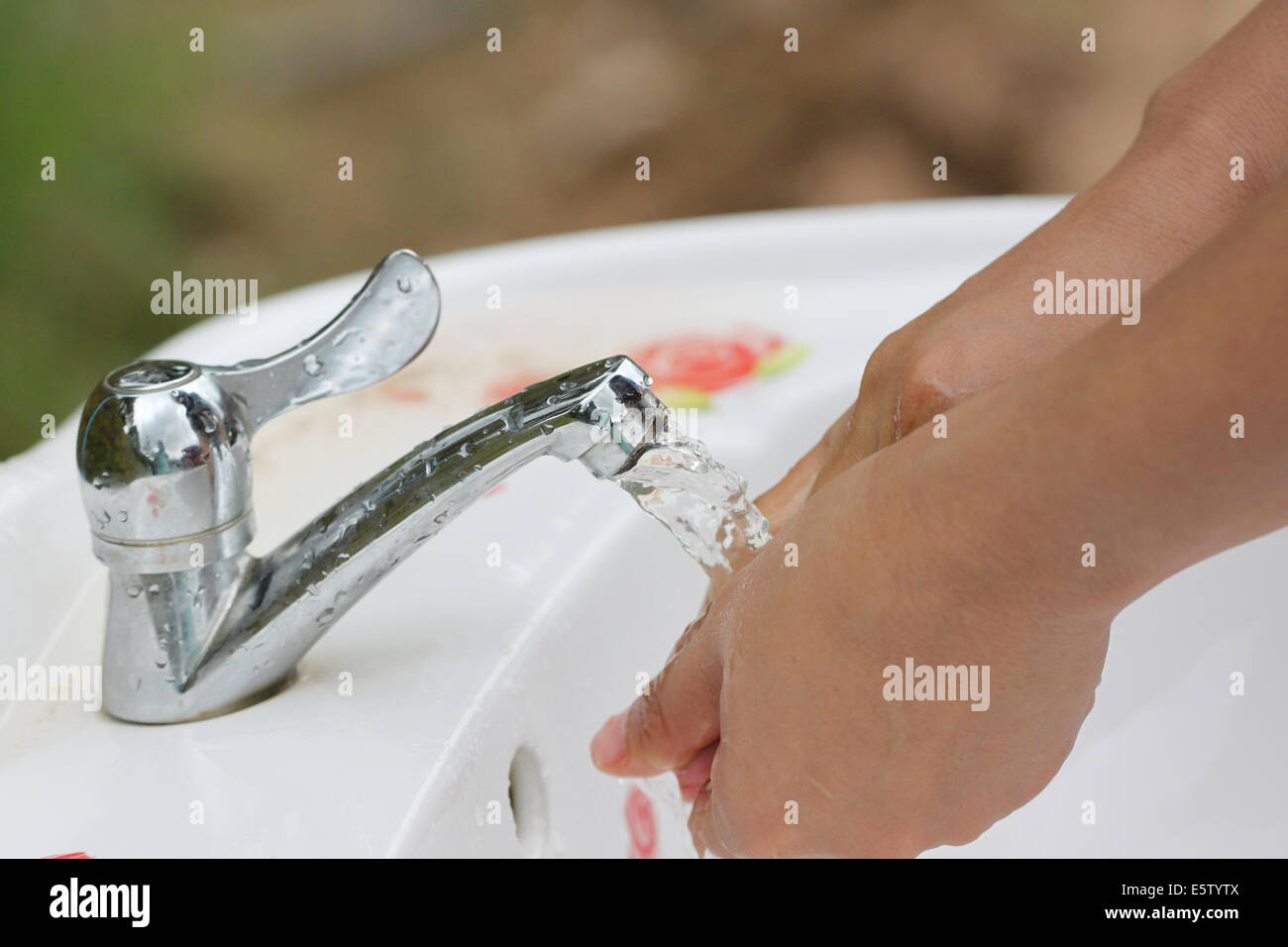 Reinigung der Armaturen sind die Frauen Hände waschen. Stockfoto