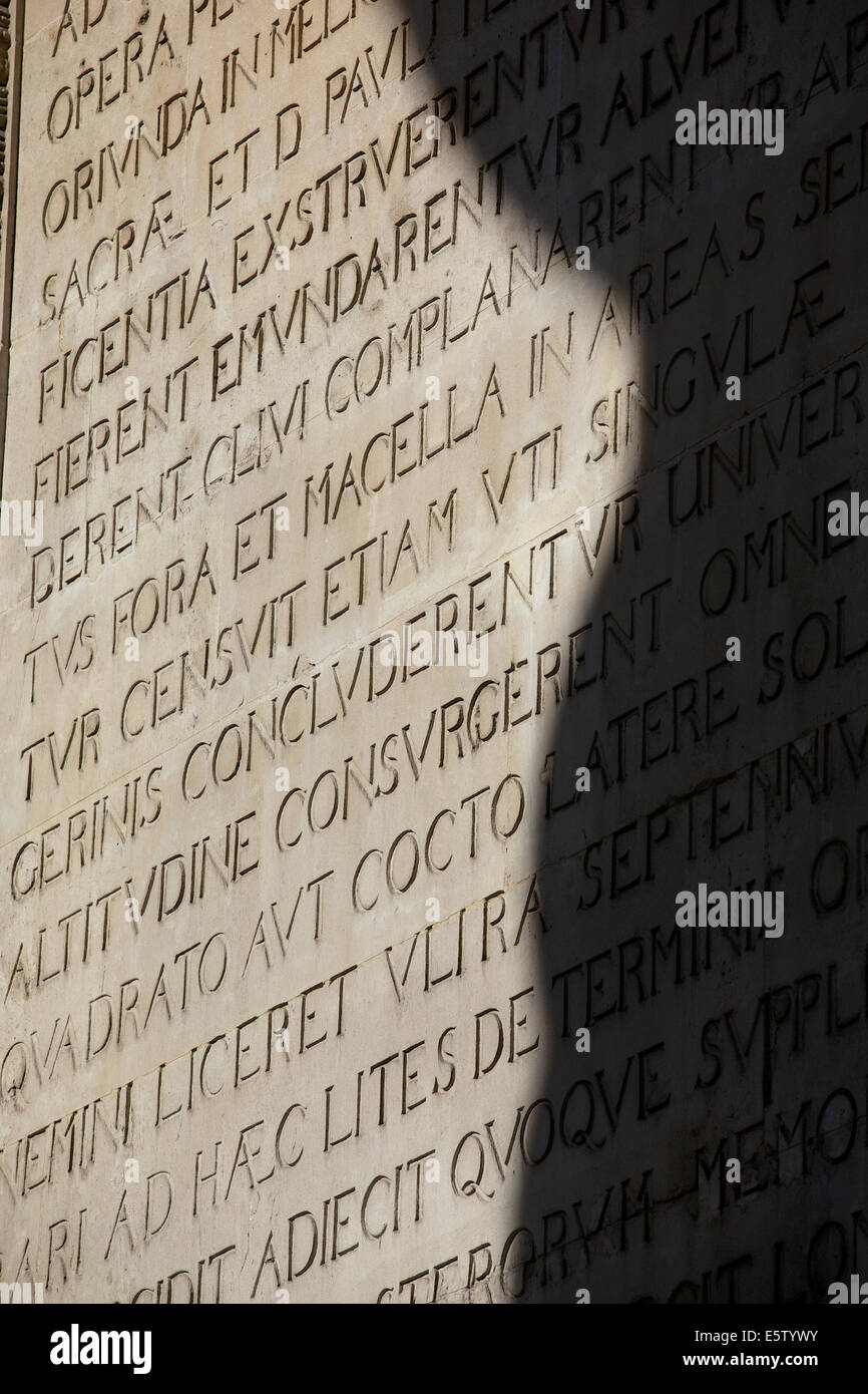 Lateinische Inschrift auf dem Denkmal erzählt die Geschichte von dem großen Brand von London 1666, City of London, England, UK Stockfoto