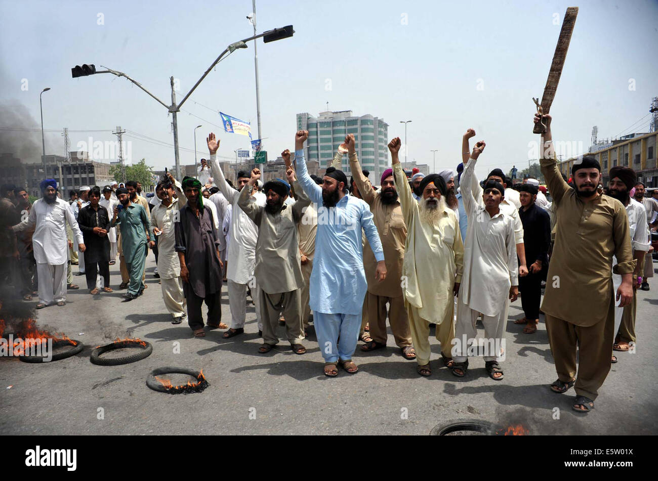 Sikh-Gemeinde ist gegen die Ermordung ihres Volkes von unbekannten Angreifer protestieren, wie sie fordern vollständige Rechte Minderheitenschutz bei G.T Road in Peshawar auf Mittwoch, 6. August 2014 zur Verfügung zu stellen. Stockfoto