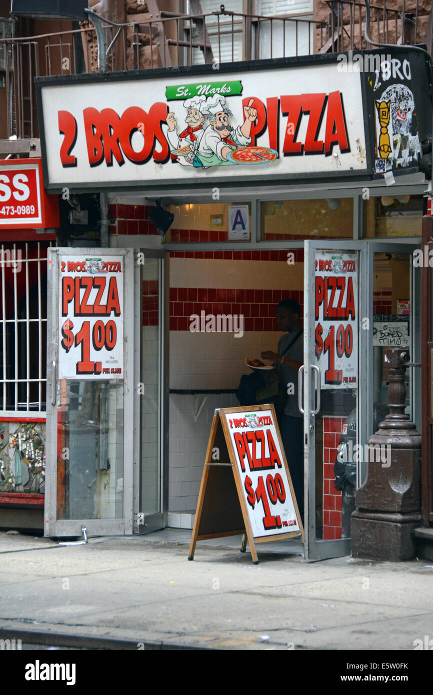 Eine Pizzeria in Greenwich Village in New York City mit sehr niedrigen Preisen. Stockfoto