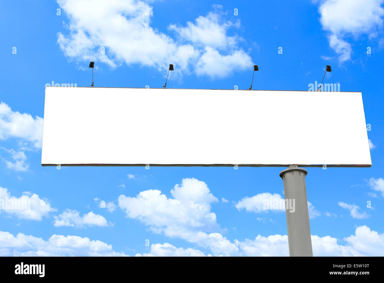 Lange Plakatwand über blauen Himmel leer ist, setzen Sie Ihren eigenen Text hier Stockfoto