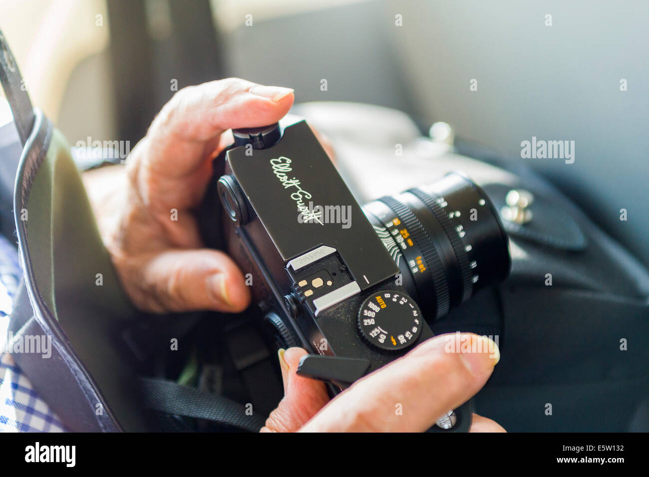Elliott Erwitt-Magnum-Fotograf hält seinen schwarze Kamera Leica M6 mit seiner Unterschrift auf der Oberseite graviert. PRO 0400 Stockfoto