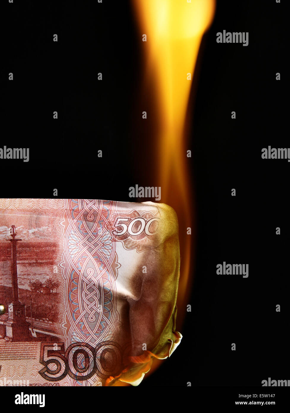 5000 Rubel Rechnungen in Flammen auf schwarzem Hintergrund Stockfoto
