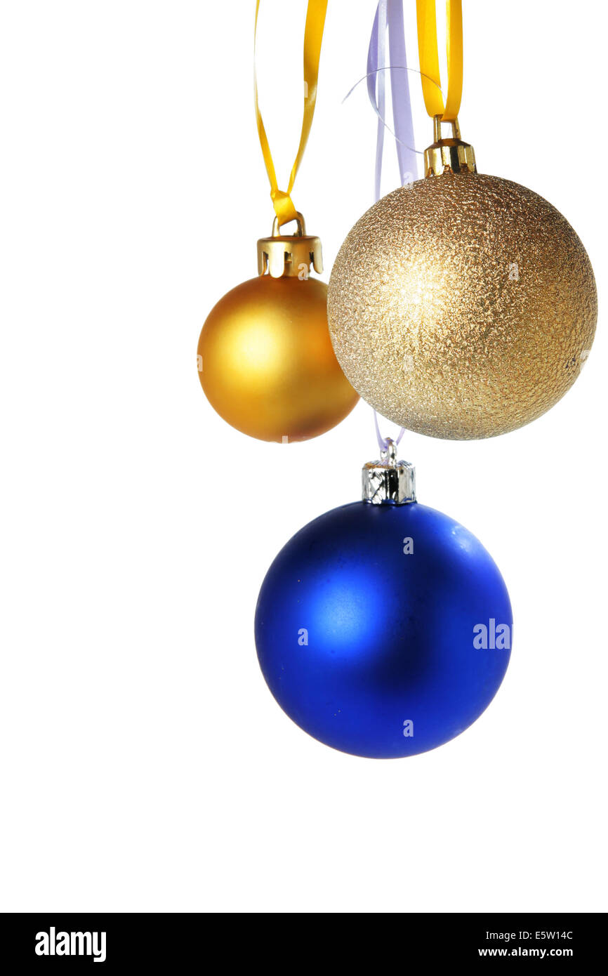 Drei bunte Weihnachtskugeln isoliert auf weißem Hintergrund Stockfoto
