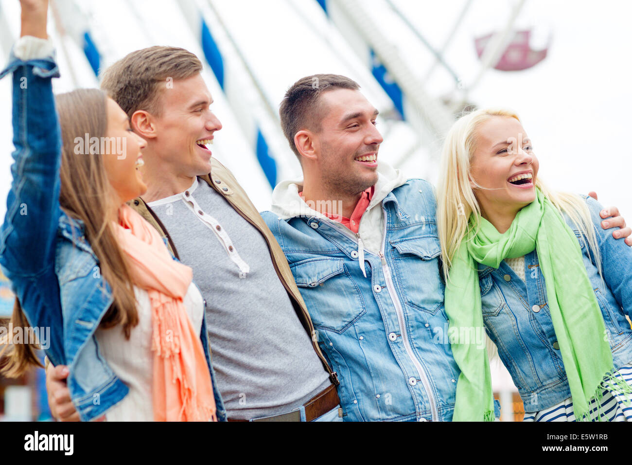 Gruppe von lächelnden Freunde im Vergnügungspark Stockfoto