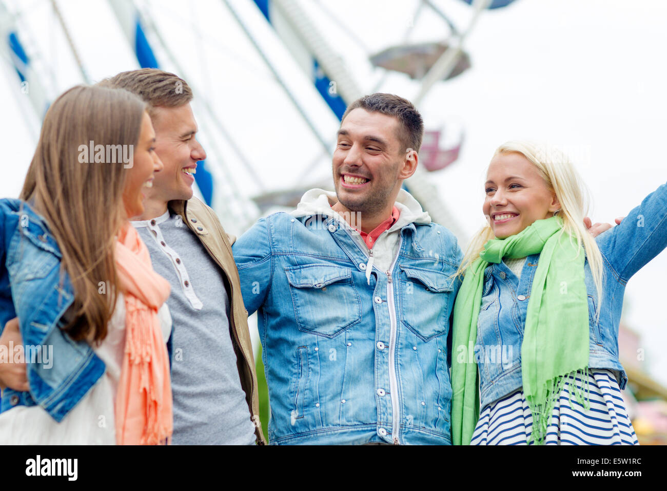 Gruppe von lächelnden Freunde im Vergnügungspark Stockfoto