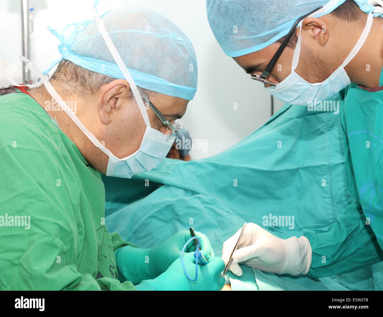 Chirurgen, die Arbeiten an einem Patienten im OP-Saal Stockfoto