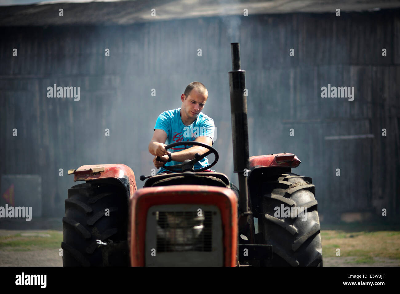 Mann in Traktor Stockfoto