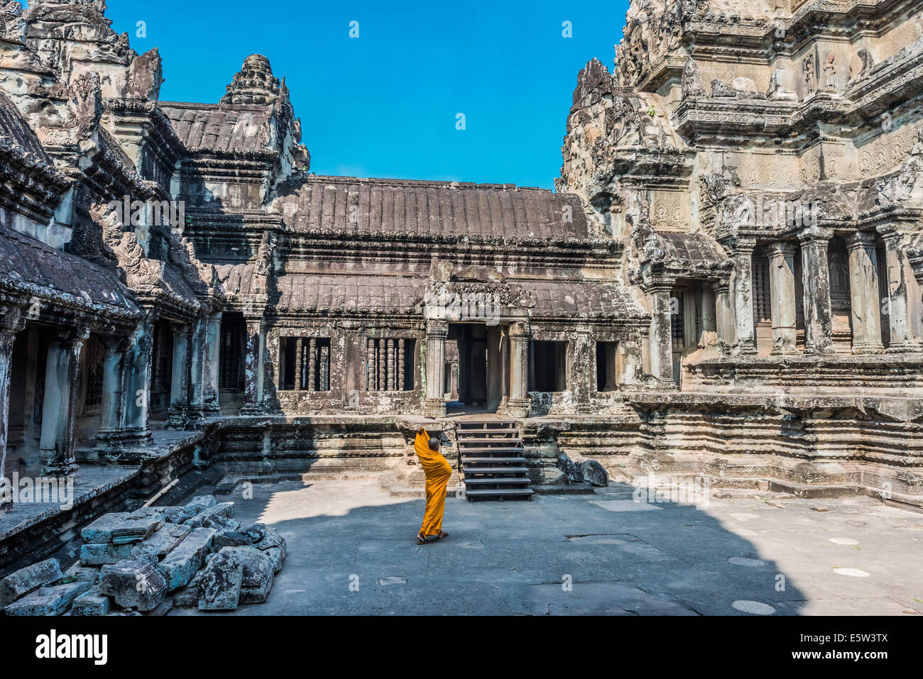 Angkor, Kambodscha - 1. Januar 2014: ein buddhistischer Mönch im Rathaushof Tempel in Angkor Wat Kambodscha am 1. Januar 2014 Stockfoto