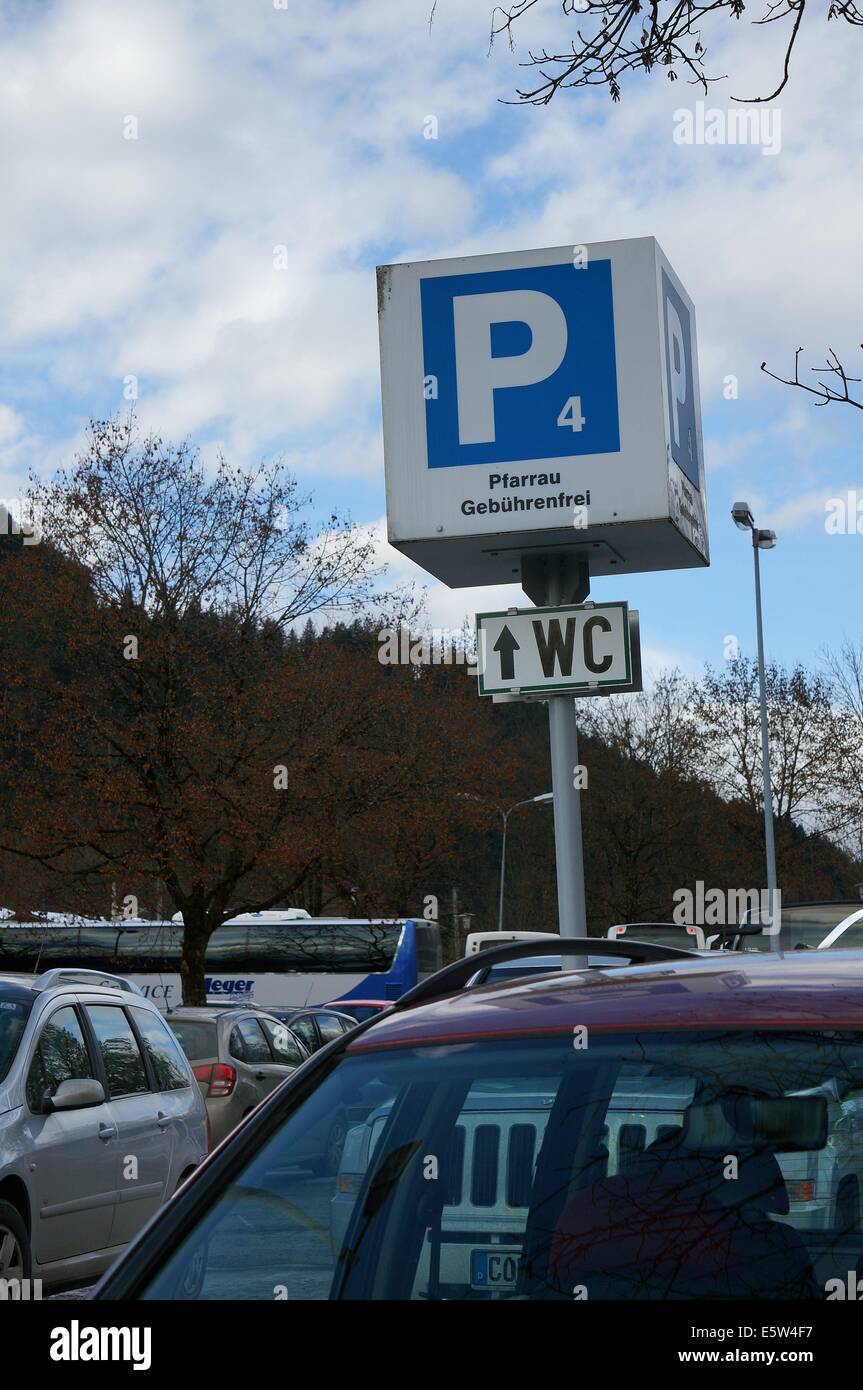 Fahrzeuge auf einem öffentlichen Parkplatz in der Stadt geparkt Von Kitzbühel Österreich Europa EU 2013 Stockfoto