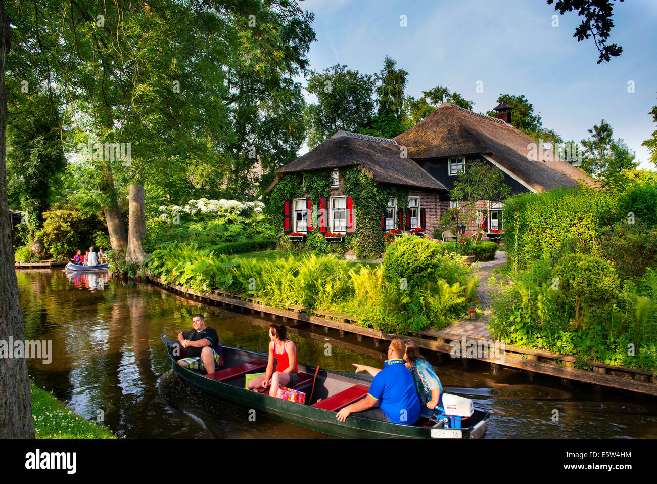 Bootstouren auf den Giethoorn-Kanälen in Flevoland, Niederlande Stockfoto