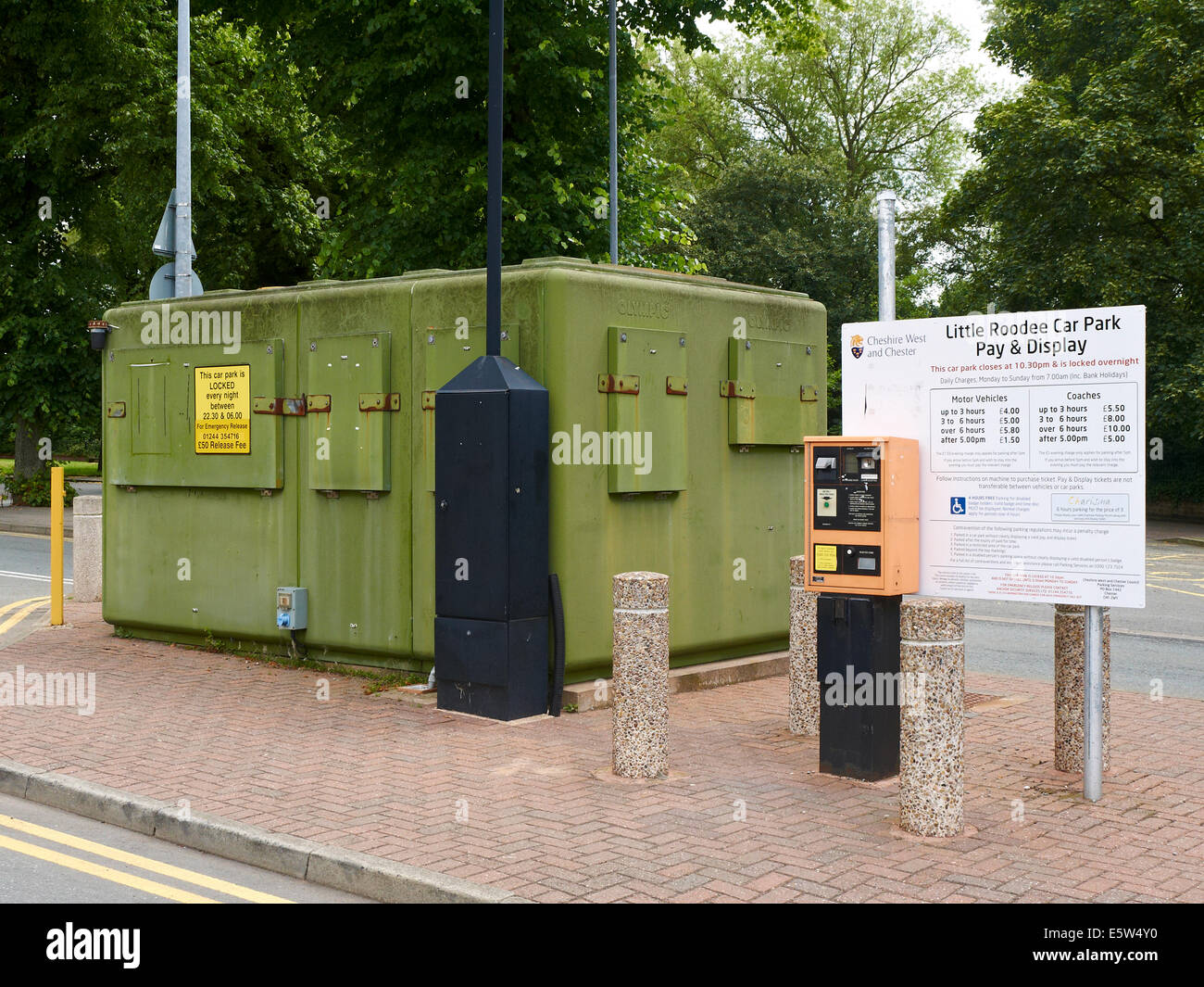 Geschlossen Parkplatz stand und durch Automaten auf kleinen Roodee Parkplatz in Chester Cheshire UK Stockfoto