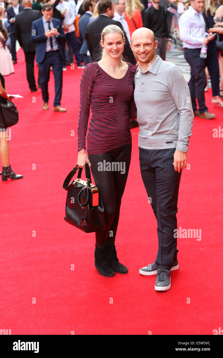 London, UK. 5. August 2014. Matt Dawson besucht die Weltpremiere von The Inbetweeners 2 auf 08.05.2014 The VUE Leicester Square, London. Personen im Bild: Matt Dawson, Carolin Hauskeller. Bildnachweis: Swift-kreativ/Alamy Live News Stockfoto
