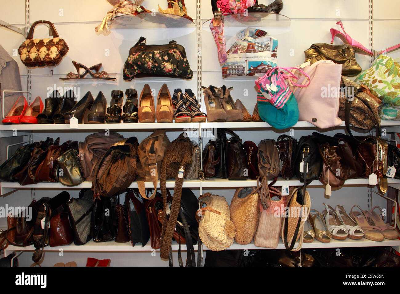 Gebrauchte Schuhe und Handtaschen auf Rack bei Charity-Shop, Sue Ryder, Great Yarmouth, Norfolk, Großbritannien Stockfoto