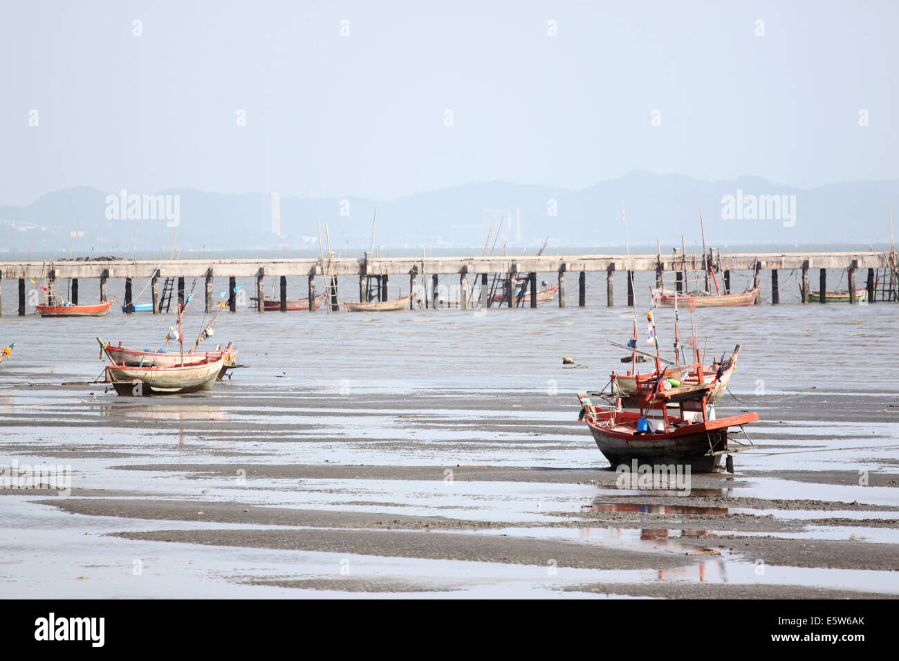 Kleine Fischerboote am Strand bei Ebbe. Stockfoto