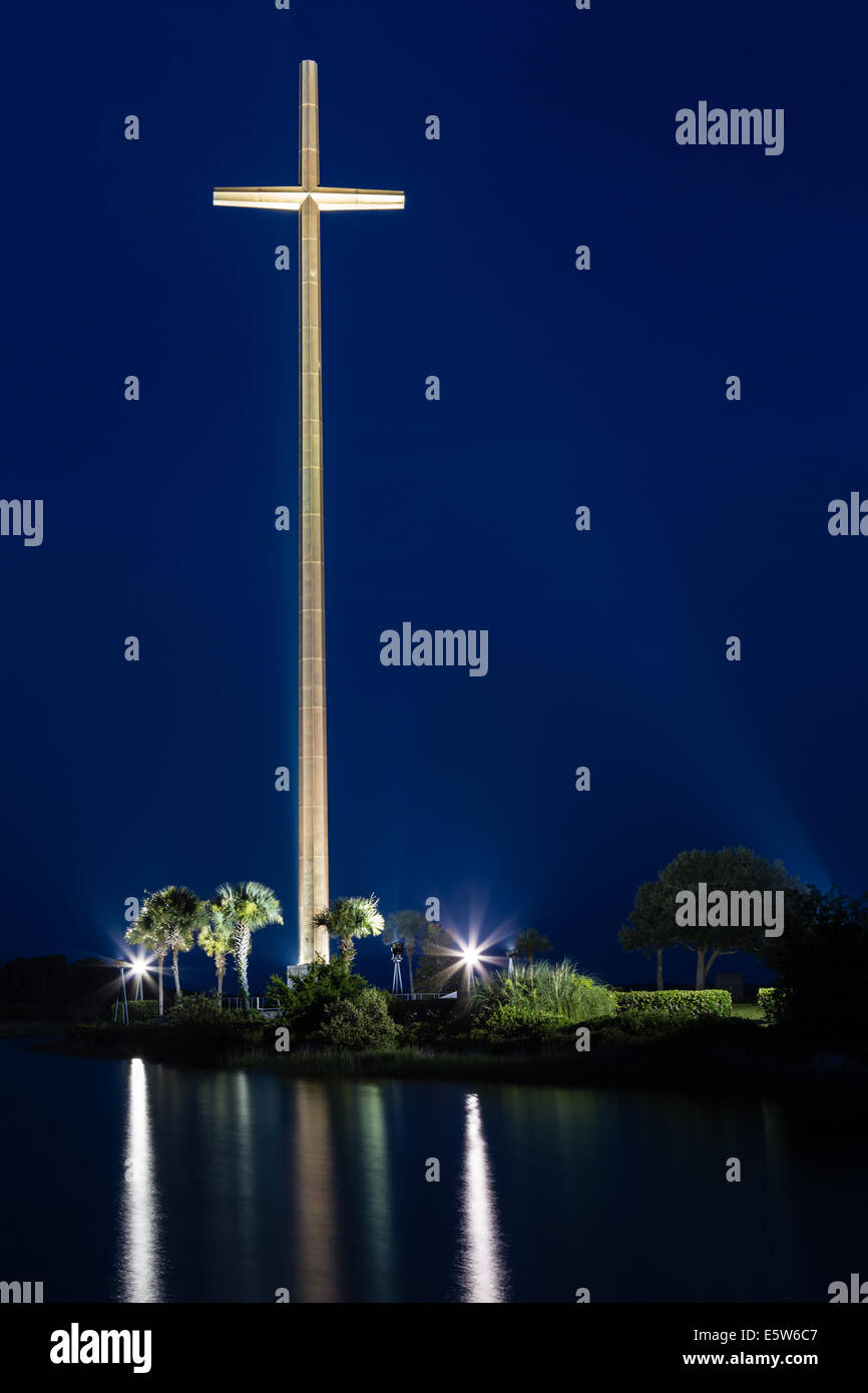 Dämmerung senkt sich über das große Verdienstkreuz schaffen eine schöne Nacht-Szene bei der Mission Nombre de Dios in St. Augustine, Florida Stockfoto