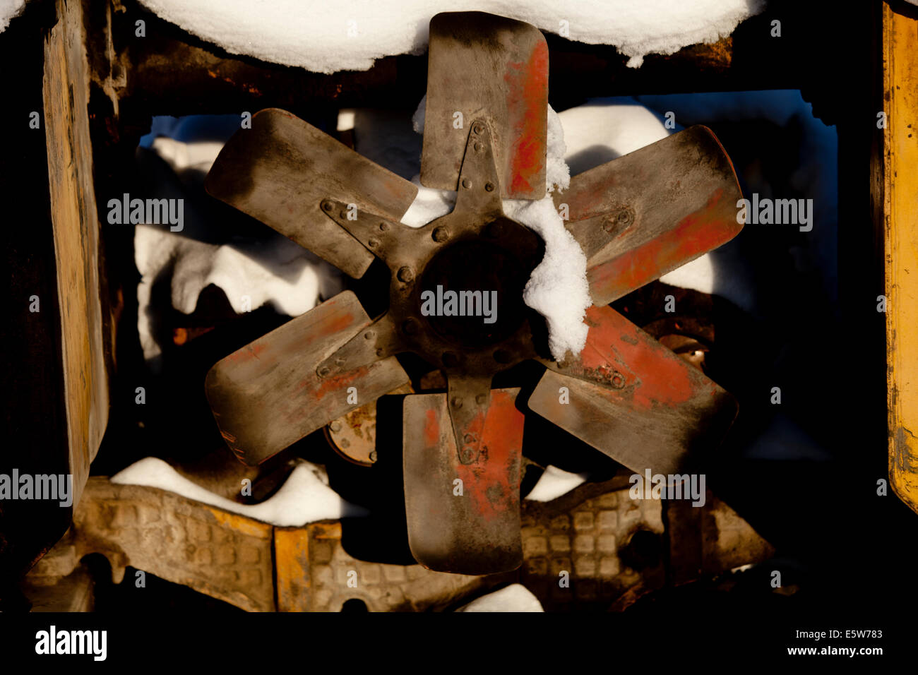 Metall-Kühler Lüfter Schnee gebrochen LKW rostig Stockfoto