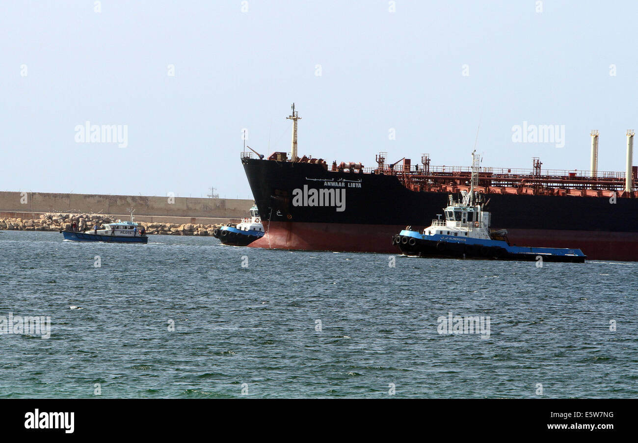 Tripolis. 6. August 2014. Tanker "Anwar Libyen" beladen mit mehr als 9 Millionen Liter Benzin für die Verteilung an Tankstellen, kommt in einem Hafen in der libyschen Hauptstadt Tripolis am 6. August 2014. Durch Kämpfe rivalisierende Milizen abgefeuerten Raketen haben mehrere riesige Treibstofftanks in Tripolis vor kurzem, in Flammen setzen und Verschlechterung der Benzin-Mangels in der Hauptstadt getroffen. © Hamza Türkei/Xinhua/Alamy Live-Nachrichten Stockfoto
