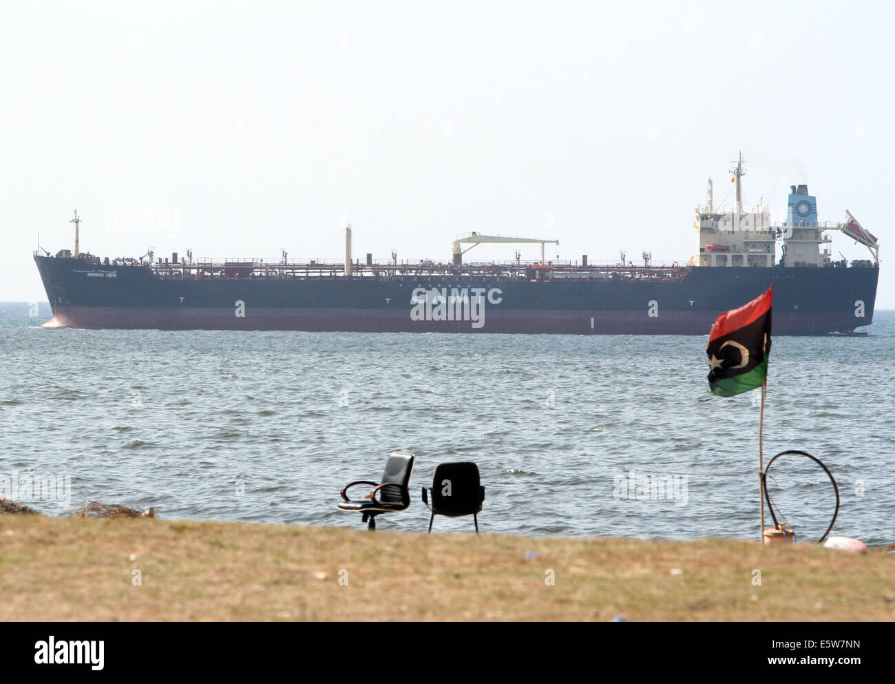 Tripolis. 6. August 2014. Tanker "Anwar Libyen" beladen mit mehr als 9 Millionen Liter Benzin für die Verteilung an Tankstellen, kommt in einem Hafen in der libyschen Hauptstadt Tripolis am 6. August 2014. Durch Kämpfe rivalisierende Milizen abgefeuerten Raketen haben mehrere riesige Treibstofftanks in Tripolis vor kurzem, in Flammen setzen und Verschlechterung der Benzin-Mangels in der Hauptstadt getroffen. © Hamza Türkei/Xinhua/Alamy Live-Nachrichten Stockfoto