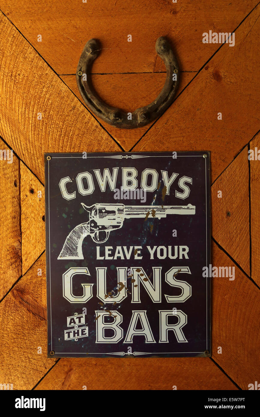 Leave your guns at the bar sign -Fotos und -Bildmaterial in hoher ...