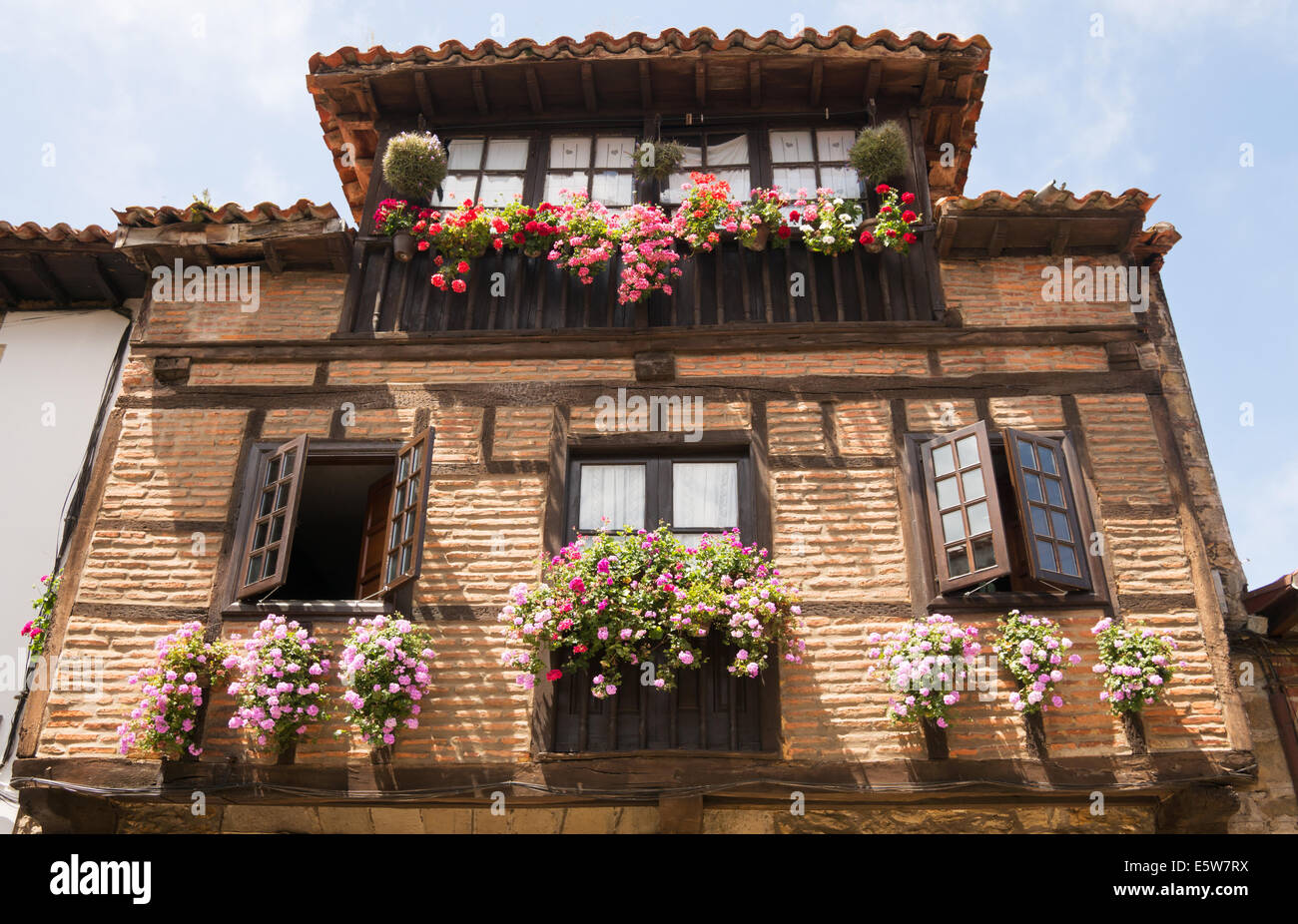 Balkonkästen mit Blumen Santillana del Mar, Kantabrien, Spanien, Europa Stockfoto